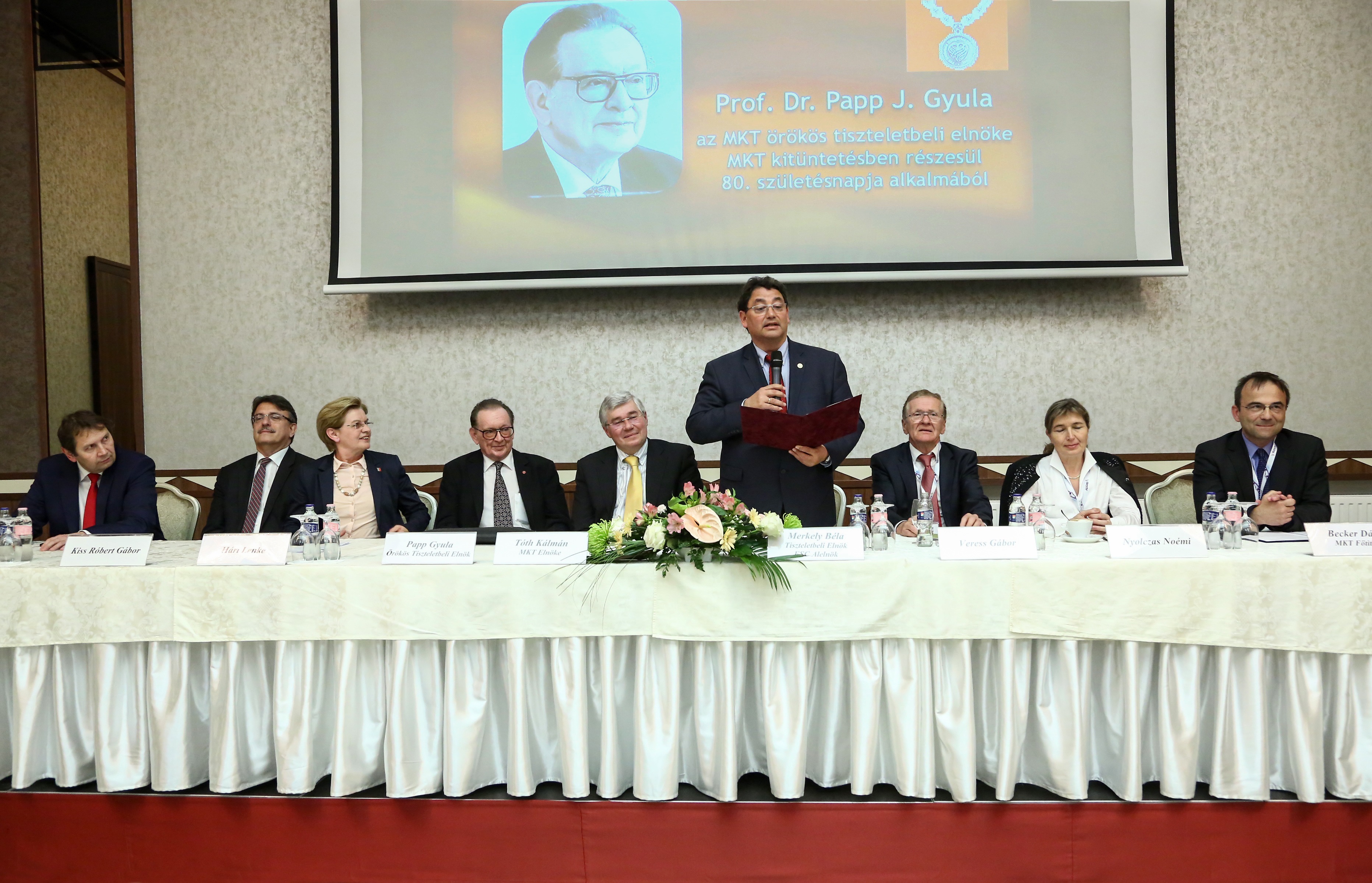 Dr. Merkely Béla az MKT Elnöksége nevében köszönti Prof. Dr. Papp J. Gyulát, a Társaság örökös tiszteletbeli elnökét