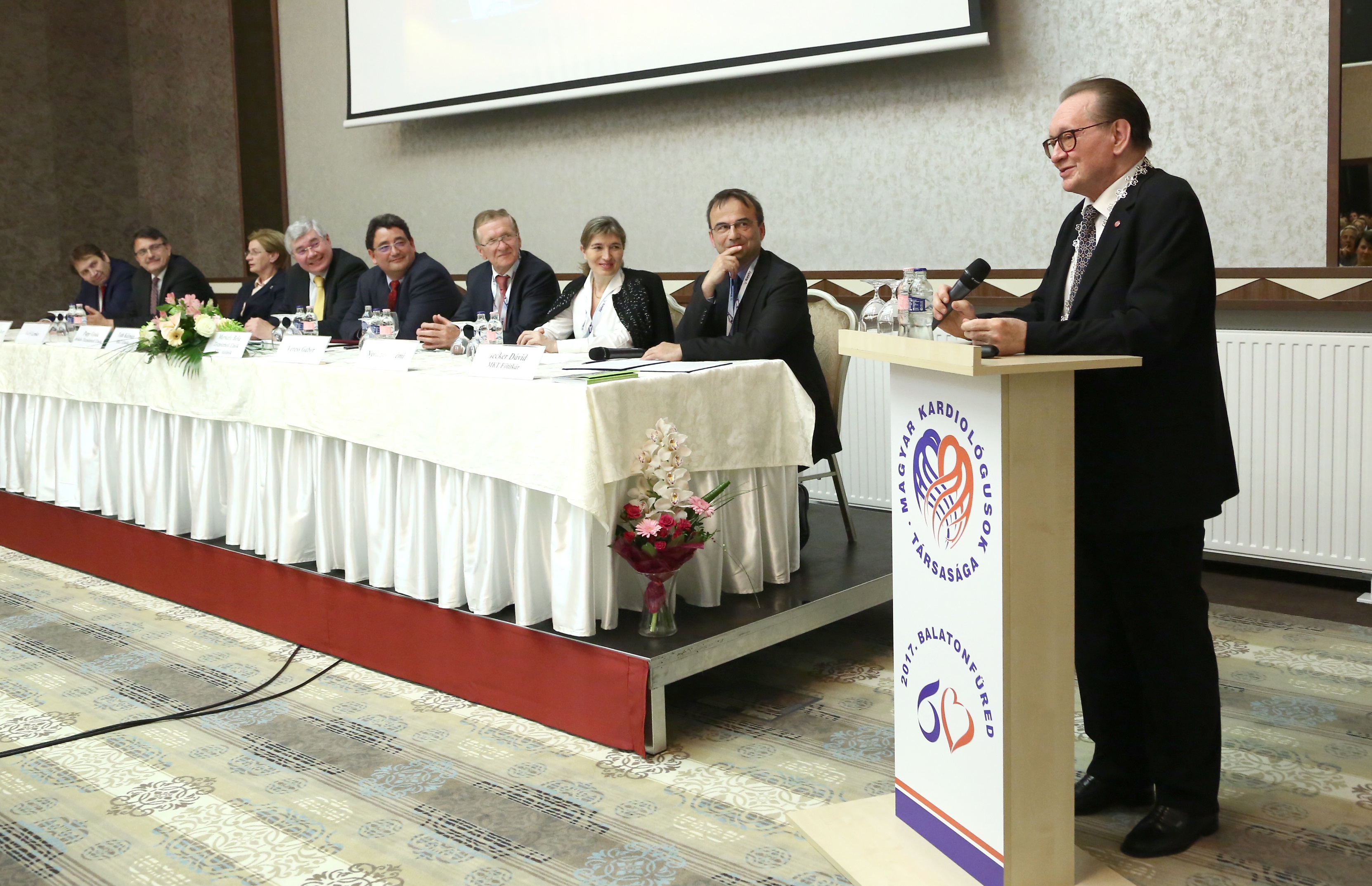 Prof. Dr. J. Papp Gyula megköszöni az ünneplést, méltatást és az MKT legrangosabb kitüntetését a
