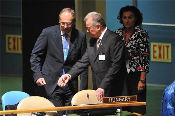 New York, 2011. szeptember 19. Schmitt Pál köztársasági elnök és Szócska Miklós egészségügyért felels államtitkár megérkezik az ENSZ nem fertz betegségekkel foglalkozó csúcstalálkozóra. MTI Fotó: Kovács Tamás