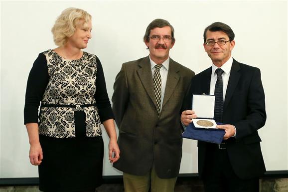 Fotó: Nemes Róbert - A képen: Dr. Tóth Ildikó figazgató, Dr. Hernádi László a Tudományos Bizottság elnöke, Prof. Dr. Barkai László